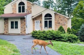 Serenity Falls - Stylish 4Bdr Mountain Retreat, Hot Tub, Pool